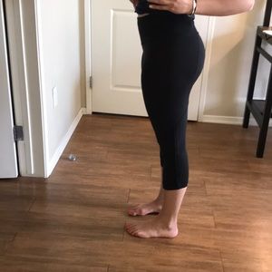 Black Lululemon Cropped Leggings w/ Rouche detail